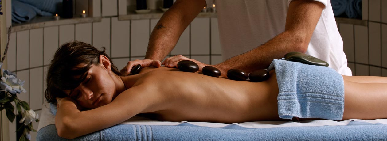 Una ragazza si rilassa durante un massaggio hot stone