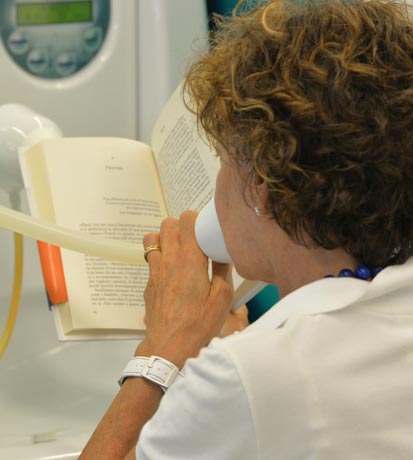 Una signora fa un trattamento di aerosolterapia presso le Terme di Levico in Trentino