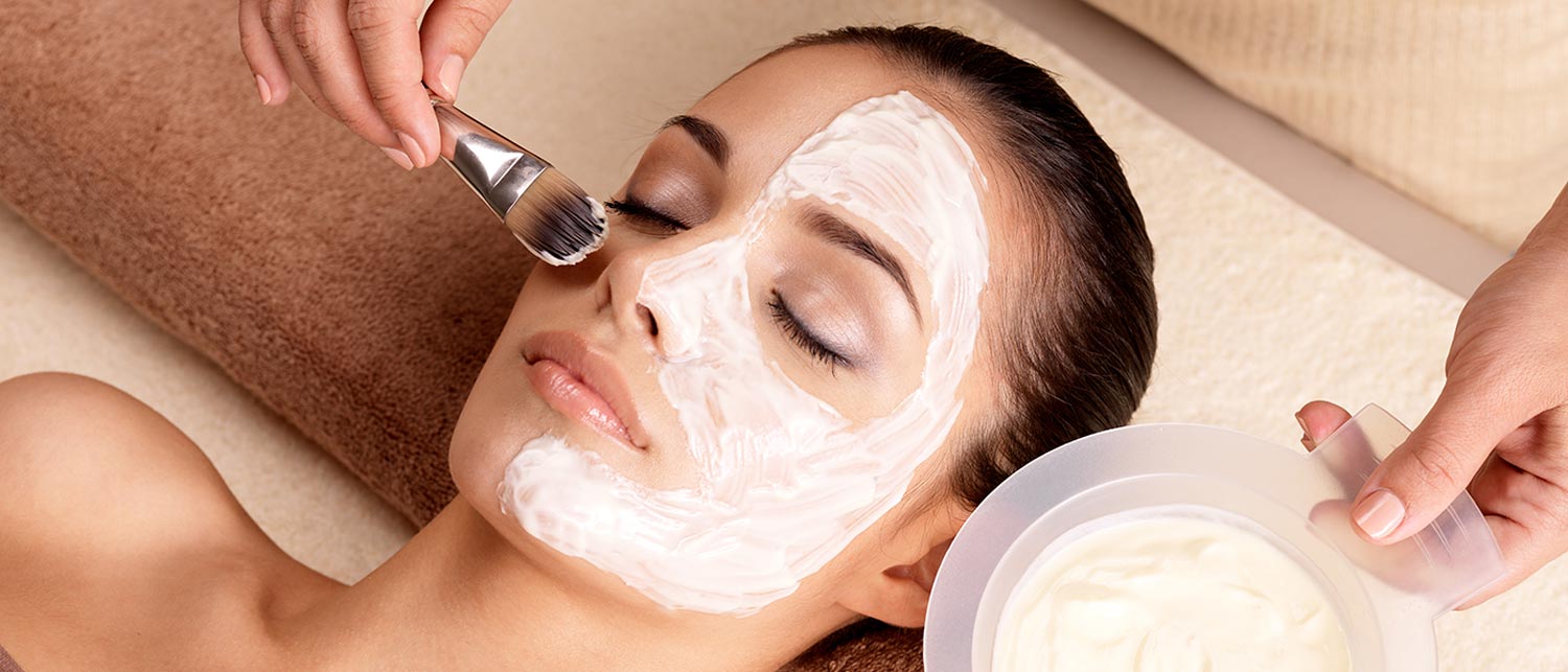 una signora subisce un trattamento al viso durante una day spa