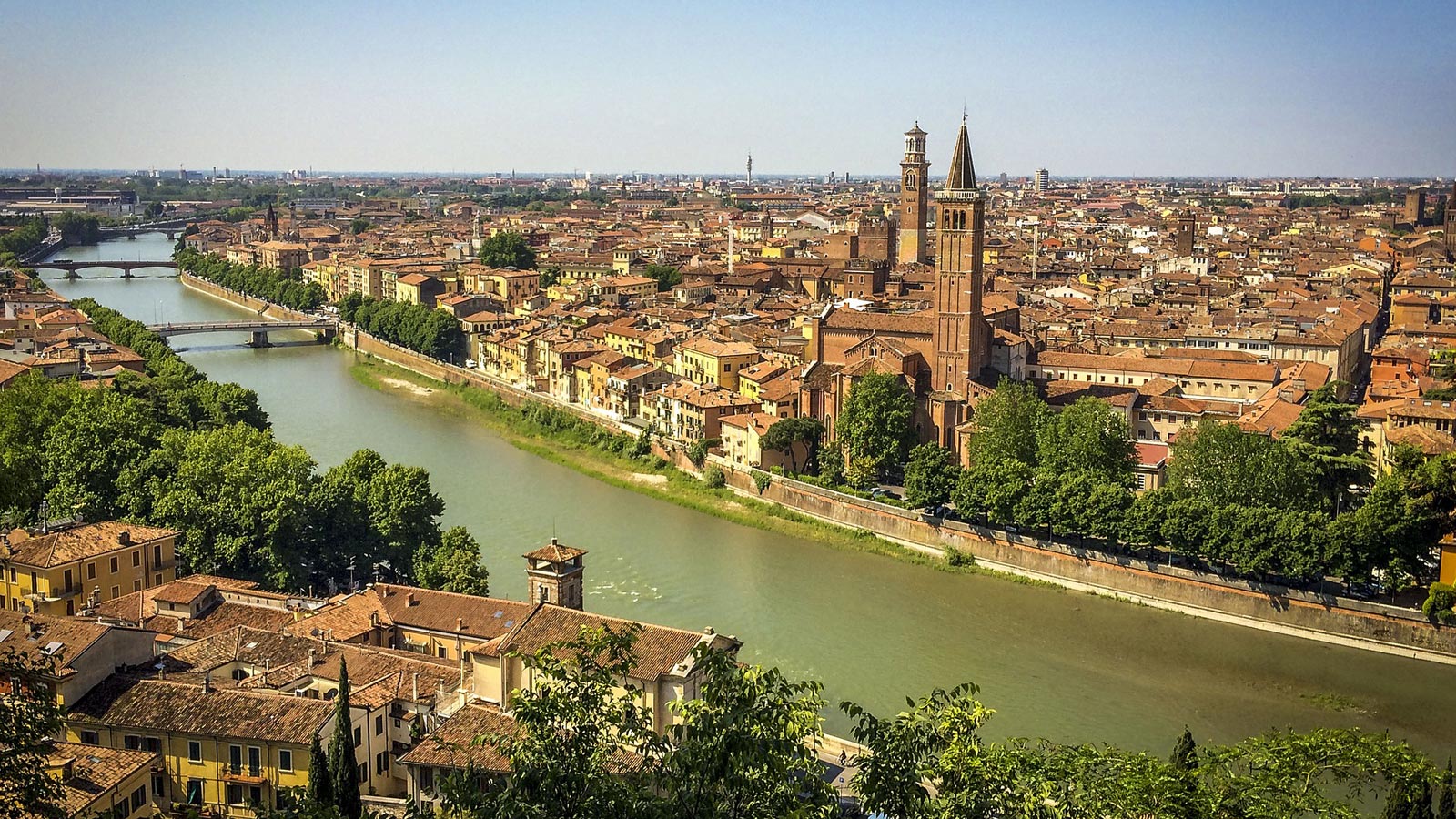 La città di Verona vista dall'alto con il fiume Adige