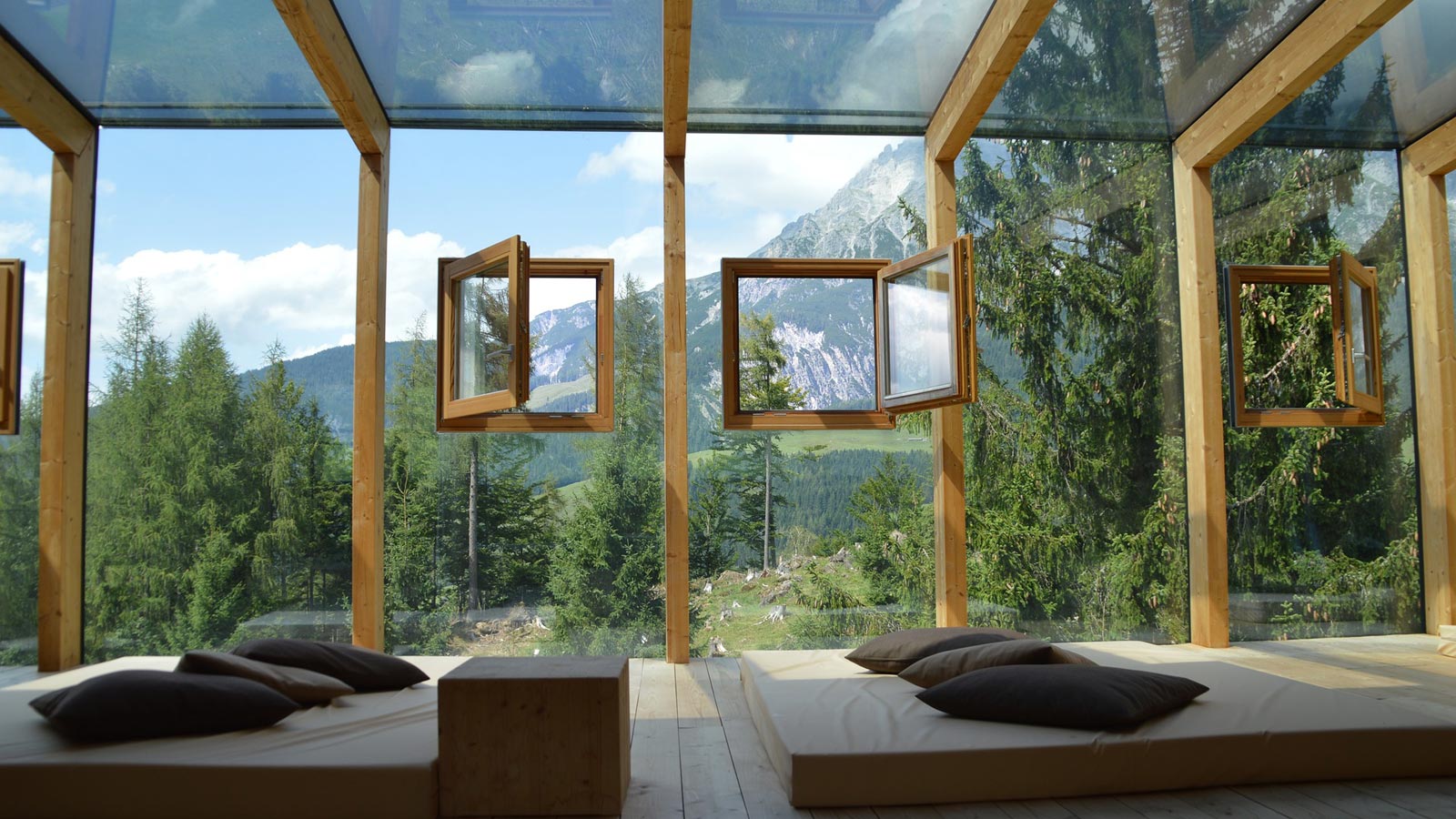 Le finestre di un hotel con spa in montagna con vista sul bosco