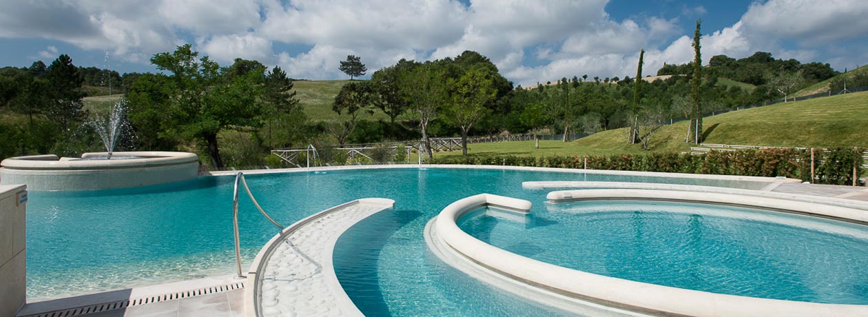 Piscina esterna delle Terme di Chianciano immersa nel verde della Toscana